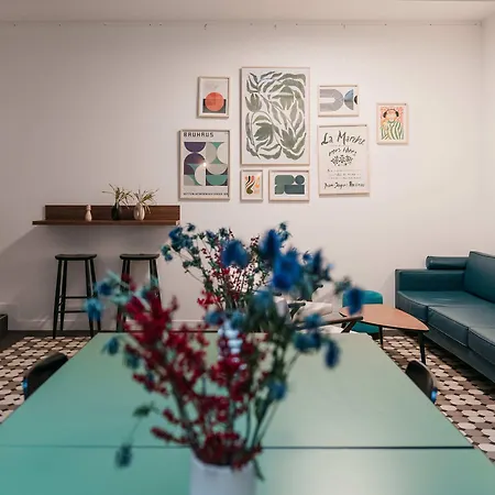 Beau M Hostel *